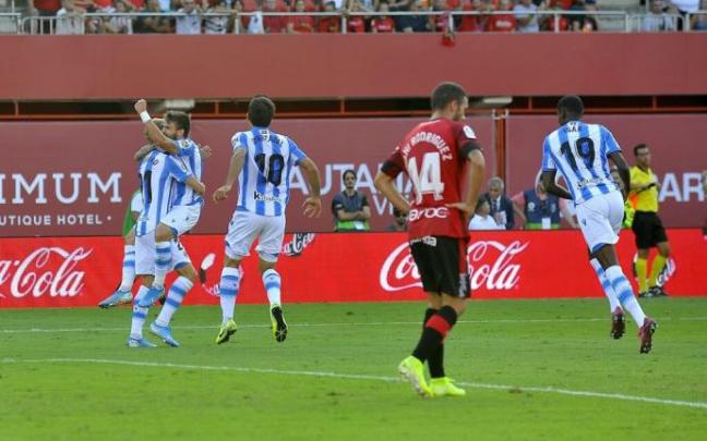 Los jugadores de la Real celebran el gol de Odegaard (0-1) en la última visita txuri-urdin al Mallorca.
