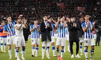 La Real aplaude al público de El Sadar al final del derbi contra Osasuna