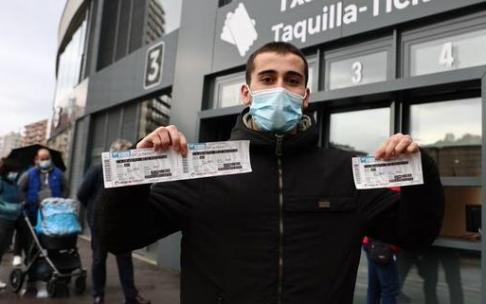 Un aficionado realista muestra sus entradas para El Sadar, este miércoles en Anoeta.