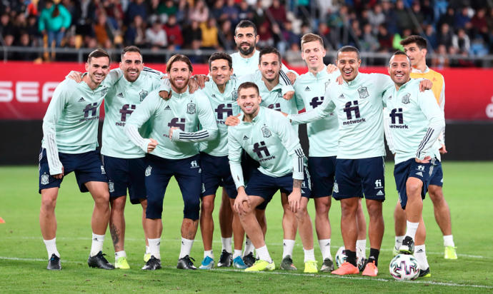 La seleción española, con camisetas de entrenamiento en las que figura la marca Finetwork.