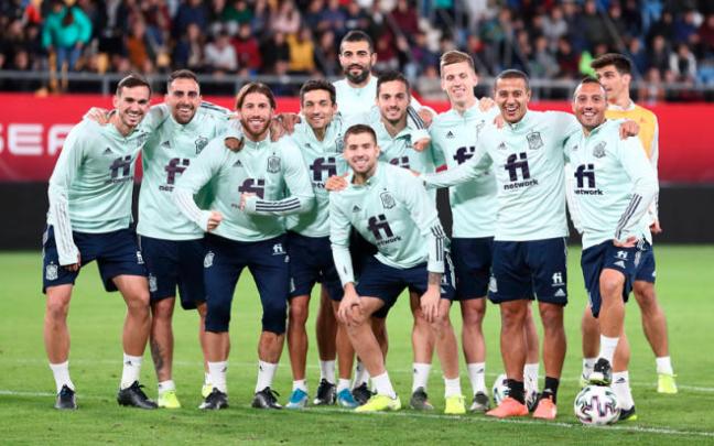 La seleción española, con camisetas de entrenamiento en las que figura la marca Finetwork. La seleción española, con camisetas de entrenamiento en las que figura la marca Finetwork.