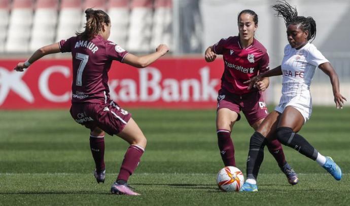 Amaiur y Nuria Rábano presionan a una jugadora del Sevilla este sábado.