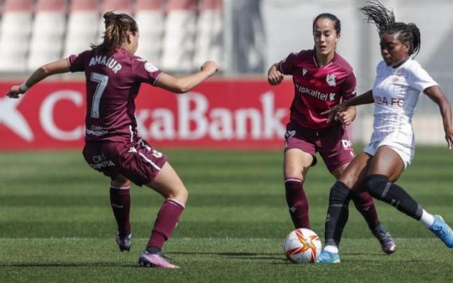 Amaiur y Nuria Rábano presionan a una jugadora del Sevilla este sábado.