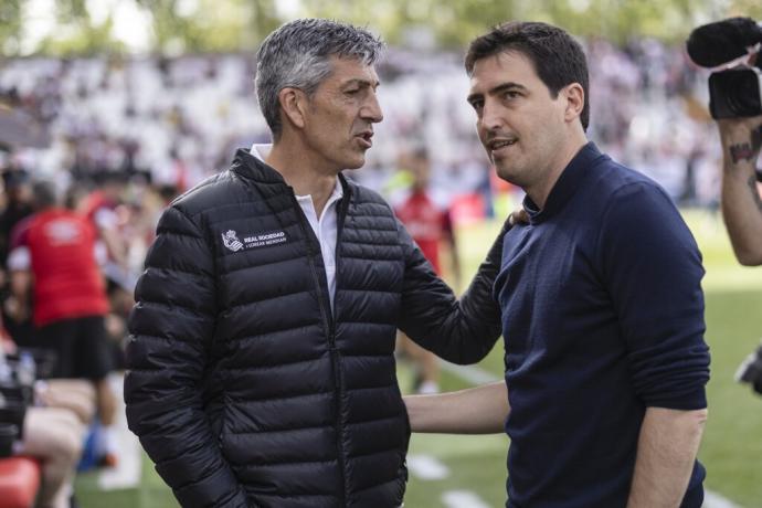 Imanol Alguacil saluda a Andoni Iraola antes del partido.