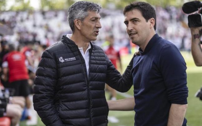 Imanol Alguacil saluda a Andoni Iraola antes del partido.