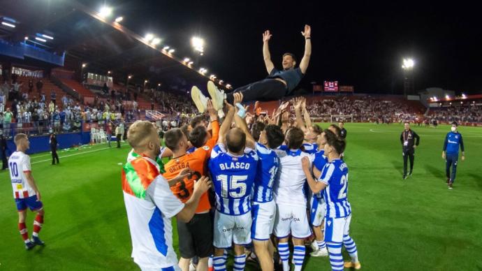 Los jugadores del Sanse mantean a Xabi Alonso tras el ascenso.