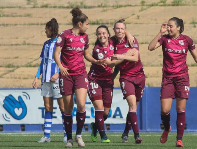 Las jugadoras de la Real celebran el 0-1 de Franssi.