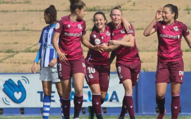Las jugadoras de la Real celebran el 0-1 de Franssi.