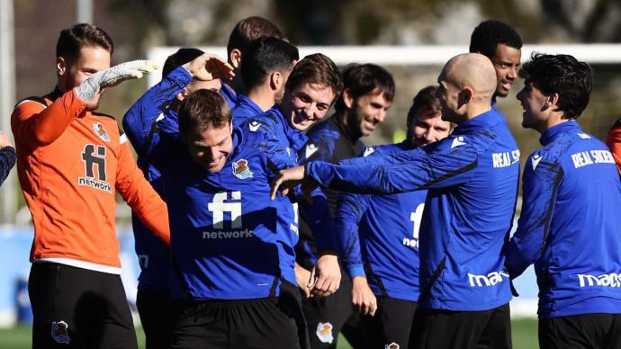 La plantilla de la Real da la bienvenida a Illarramendi y Guridi, reincorporados a los entrenamientos este viernes.