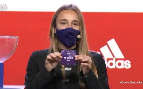 Momento del sorteo en el que ha salido la papeleta txuri-urdin.