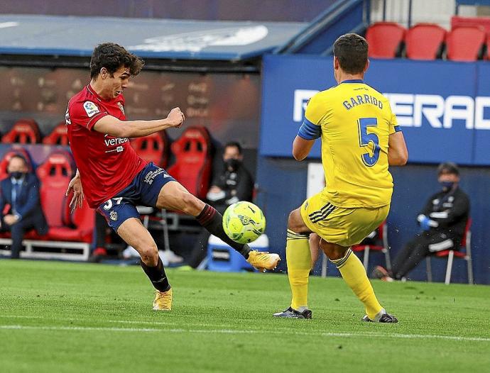 Manu Sánchez, durante el partido ante el Cádiz en El Sadar.