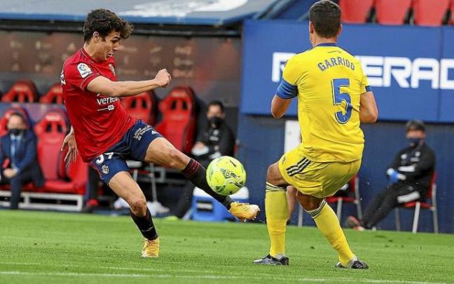 Manu Sánchez, durante el partido ante el Cádiz en El Sadar.