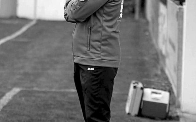 Markus Pürk sigue con detenimiento un partido desde la banda. El ex de la Real entrena al Ask Mannersdorf austriaco. Foto: N.G.