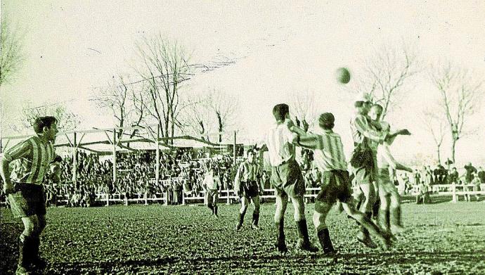 1 de febrero de 1948. Mendizorroza. Deportivo Alavés-Real Zaragoza (3-0). Ataque en tromba de los albiazules, sobre la meta defendida por Lerín. A la izquierda la figura inconfundible del vitoriano 'Fede' Anda.