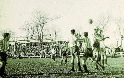 1 de febrero de 1948. Mendizorroza. Deportivo Alavés-Real Zaragoza (3-0). Ataque en tromba de los albiazules, sobre la meta defendida por Lerín. A la izquierda la figura inconfundible del vitoriano 'Fede' Anda.
