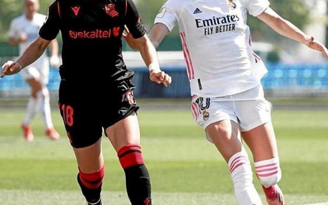 Realeko Nuria Rabano baloiarekin Real Madrileko jokalari baten aurrean. Argazkia: Real Sociedad