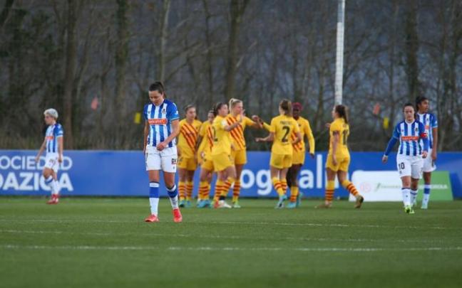 Las jugadoras de la Real, cabizbajas, con las del Barça celebrando unos de los nueve goles marcados en Zubieta Las jugadoras de la Real, cabizbajas, con las del Barça celebrando unos de los nueve goles marcados en Zubieta