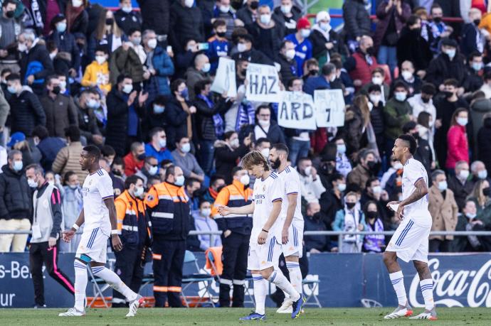Los jugadores del Real Madrid abandonan el terreno de juego tras perder ante el Getafe