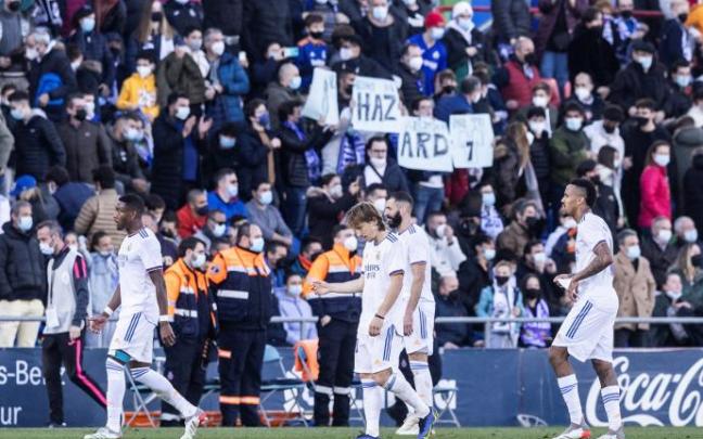 Los jugadores del Real Madrid abandonan el terreno de juego tras perder ante el Getafe