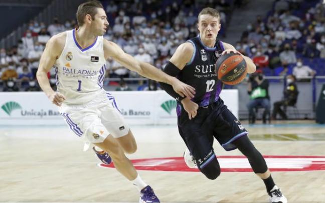 Ludde Hakanson penetra a canasta ante Fabien Causeur.