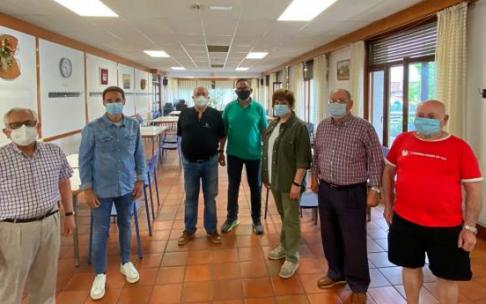 El alcalde de Sondika, Xabier Zubiaur, junto a los responsables del hogar del jubilado.