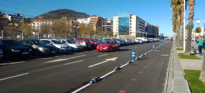 La nueva disposición de la carretera ha posibilitado la creación de un carril bici y de aparcamientos en batería.