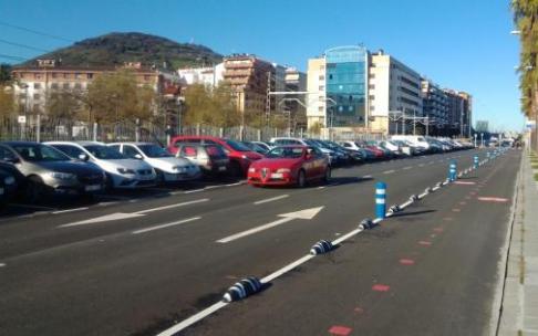La nueva disposición de la carretera ha posibilitado la creación de un carril bici y de aparcamientos en batería.