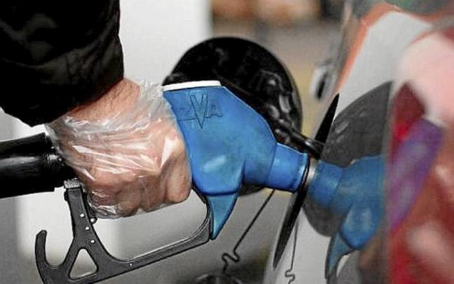 La rebaja de 20 céntimos litro mantendrá su carácter universal.