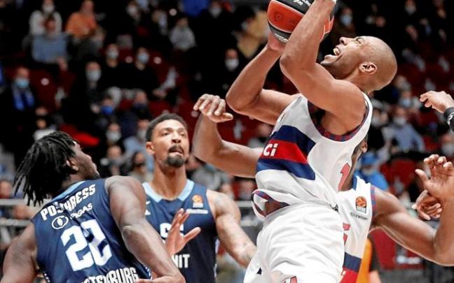 Granger busca una acción muy forzada en presencia de Mickey y Poythress. Foto: Anatoly Maltsev