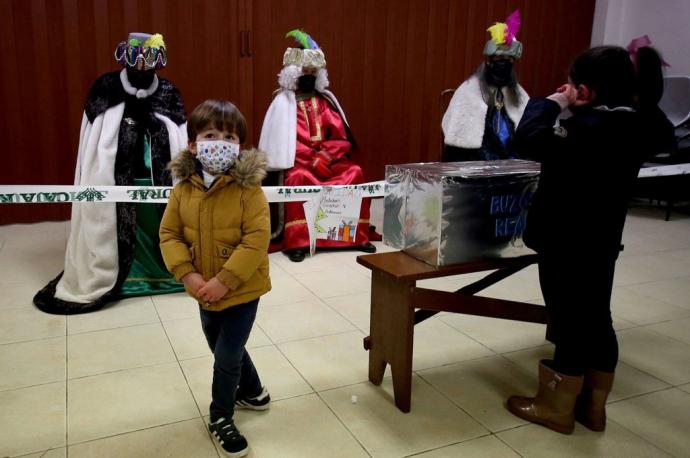 Niños y niñas con mascarilla en la recepción de los Reyes en la parroquia San José de la Txantrea en 2021.