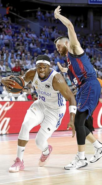 Yabusele supera la defensa de Peters, durante el último partido disputado en el Wizink Center. Foto: ACB Photo