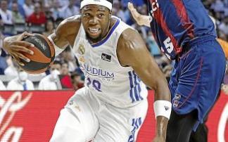 Yabusele supera la defensa de Peters, durante el último partido disputado en el Wizink Center. Foto: ACB Photo