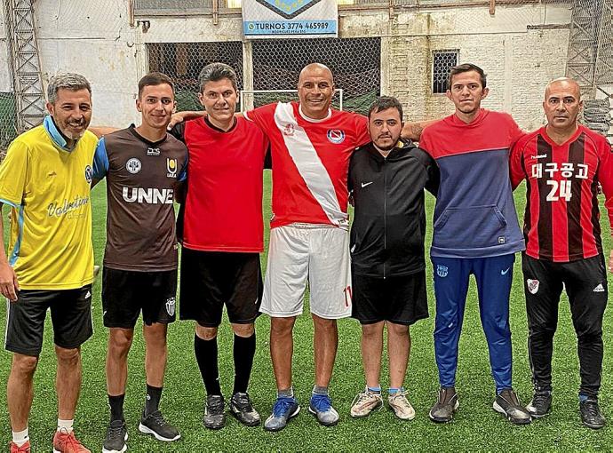 Gómez, justo en el centro de la imagen, con la camiseta de Argentinos Juniors. Foto: N.G.