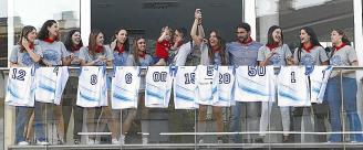 El equipo de Aranguren Mutilbasket, en el balcón del Ayuntamiento. De i. a d: Natalia Oroz, Anna Corral, Clara Vidaurre, Laura Arrondo, Mar Benito, Andrea Elso, Iñigo Baigorri con su hijo Aimar, Irati Ibañez, Xabier Jiménez, Natalia Mendaza, Ane Valero y