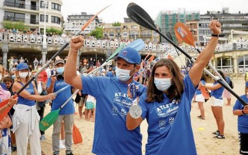 Xabier Etxaniz y Maialen Chourraut, que sostiene la medalla de plata, bajo el pasillo de palas, ayer jueves en La Concha. Xabier Etxaniz y Maialen Chourraut, que sostiene la medalla de plata, bajo el pasillo de palas, ayer jueves en La Concha.