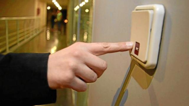 Encender la luz este mes de agosto ha costado un 46% más que el año pasado en esta misma época, según Facua. Foto: José Mari Martínez