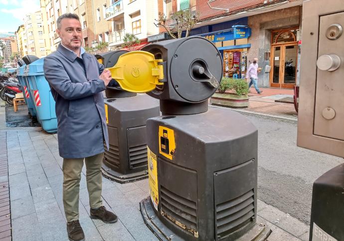 El edil de Obras y Servicios del Ayuntamiento de Barakaldo, Jon Andoni Uria, junto a un contenedor.