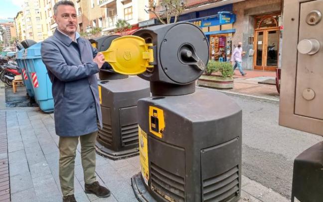 El edil de Obras y Servicios del Ayuntamiento de Barakaldo, Jon Andoni Uria, junto a un contenedor.