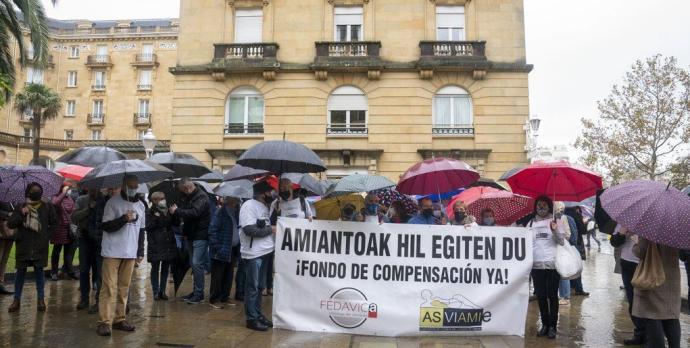 Una concentración de familiares de afectados por amianto, en una concentración en Donostia