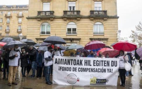 Una concentración de familiares de afectados por amianto, en una concentración en Donostia Una concentración de familiares de afectados por amianto, en una concentración en Donostia