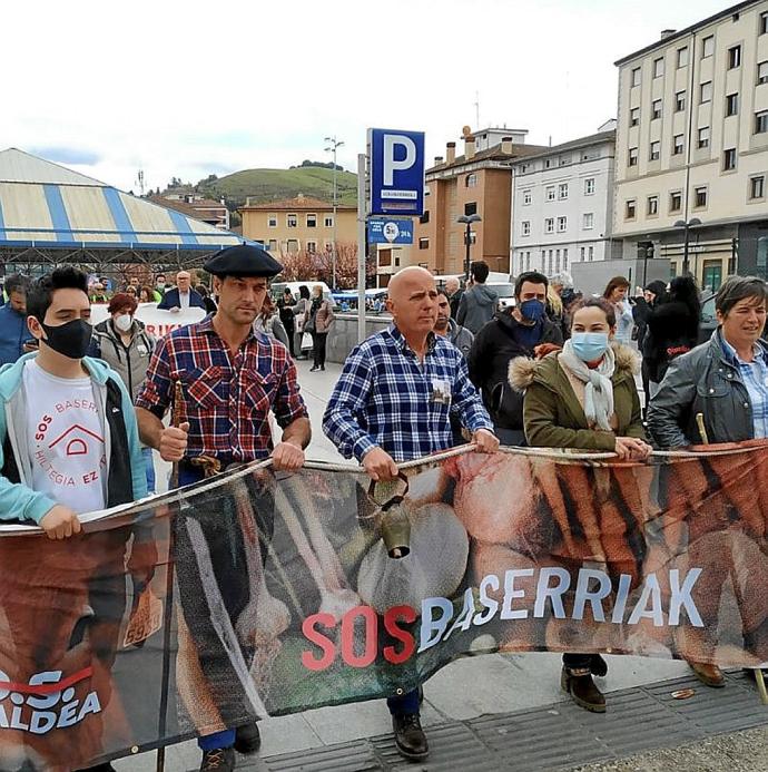 Miembros de SOS Baserriak, en la manifestación en defensa del futuro de la comarca. Foto: A. Oiarzabal