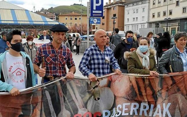 Miembros de SOS Baserriak, en la manifestación en defensa del futuro de la comarca. Foto: A. Oiarzabal Miembros de SOS Baserriak, en la manifestación en defensa del futuro de la comarca. Foto: A. Oiarzabal