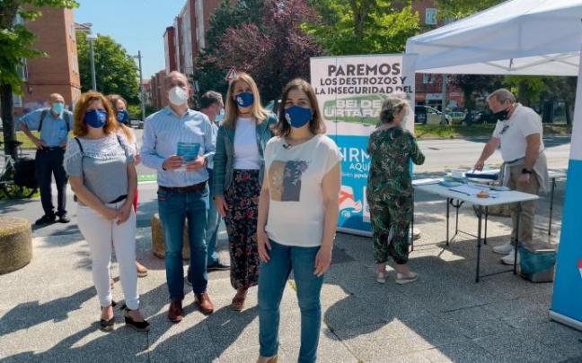 Los ediles del PP en el inicio de la recogida de firmas. Los ediles del PP en el inicio de la recogida de firmas.