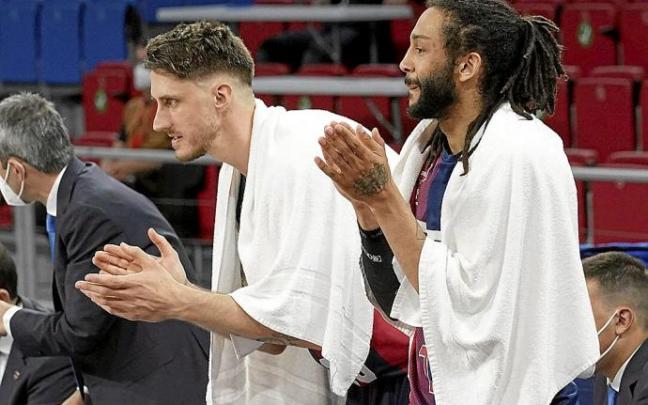 Polonara y Henry, dos de los baluartes de esta temporada recién finalizada, aplauden desde el banquillo a sus compañeros en un partido. Foto: Alex Larretxi