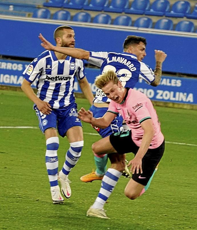 Laguardia y Ximo Navarro son dos de los integrantes de la defensa albiazul que permanecen en el equipo. Foto: Iñigo Foronda