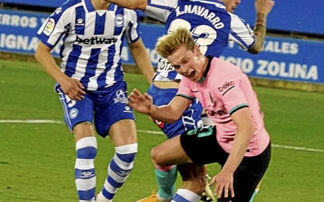 Laguardia y Ximo Navarro son dos de los integrantes de la defensa albiazul que permanecen en el equipo. Foto: Iñigo Foronda