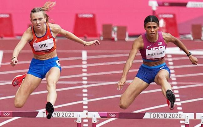 La estadounidense ha batido su propio récord mundial al conquistar la medalla de oro. La estadounidense ha batido su propio récord mundial al conquistar la medalla de oro.