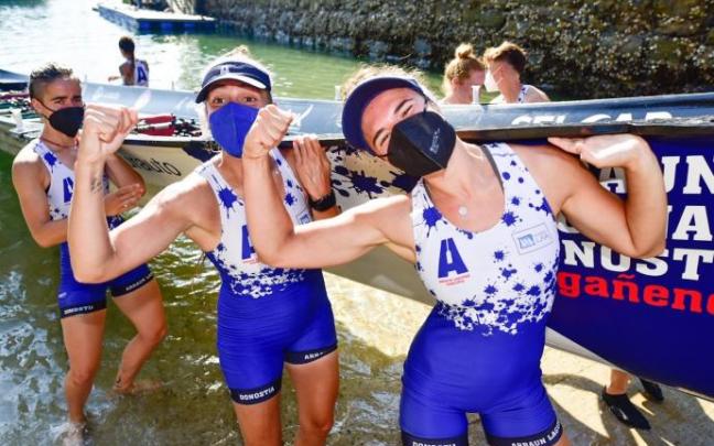 Las remeras de Arraun Lagunak, sonrientes tras imponerse en la primera jornada.