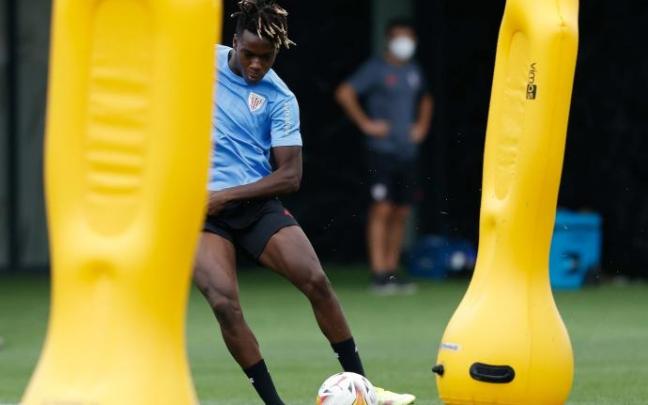 Nico Williams conduce el balón durante un entrenamiento en Lezama.