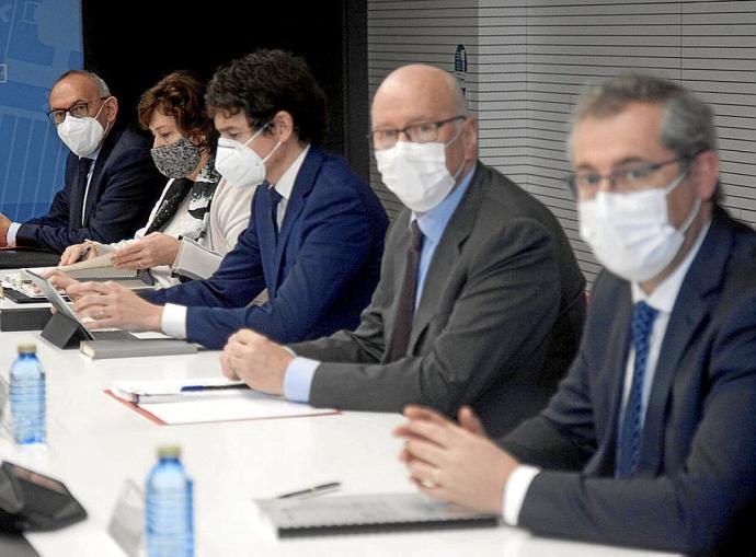 Los tres diputados generales, ayer, en Gasteiz. Foto: Josu Chavarri